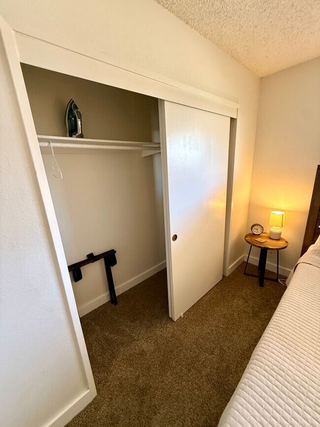 Building Photo - Charming 3BR Home w/ River Views, Open Floor Plan & Island Kitchen- Available Now!