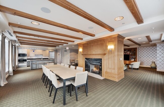 Building Photo - 10 E Delaware Pl