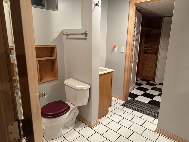 Building Photo - Welcome to this charming 3 bedroom, 3 bathroom home in the desirable Minnetonka. Avail. April 1st...