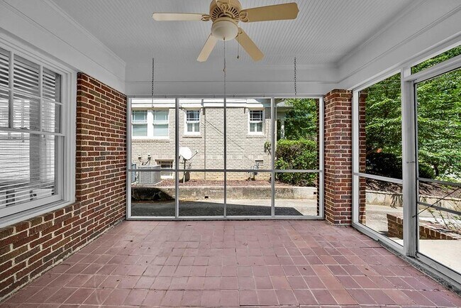 Building Photo - 876 Courtenay Dr NE