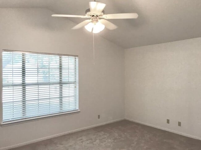 Building Photo - FOR LEASE!!