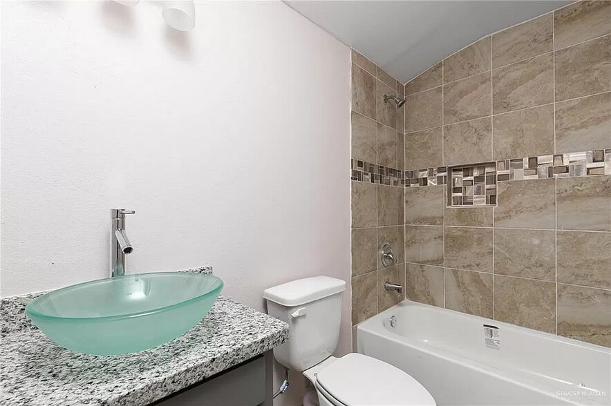 2nd floor bath - 2809 Melanie Dr