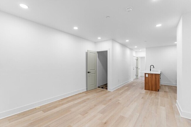 Building Photo - 6049 Elmwood Ave