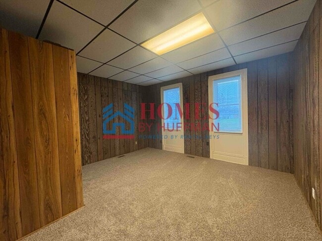 Building Photo - Three Bedroom House | Updated & Move In Ready!