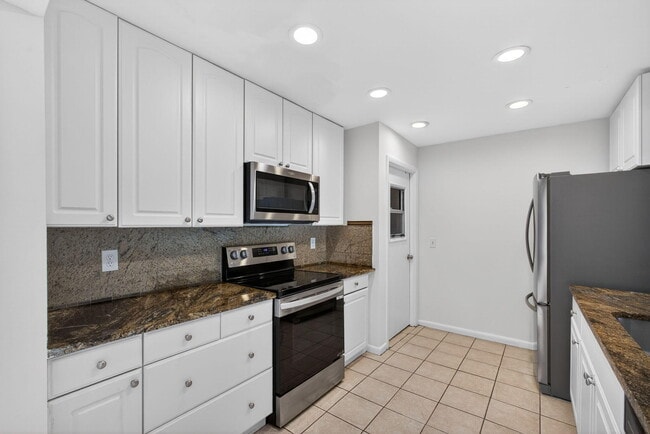 Building Photo - 1242 N Harbor Dr