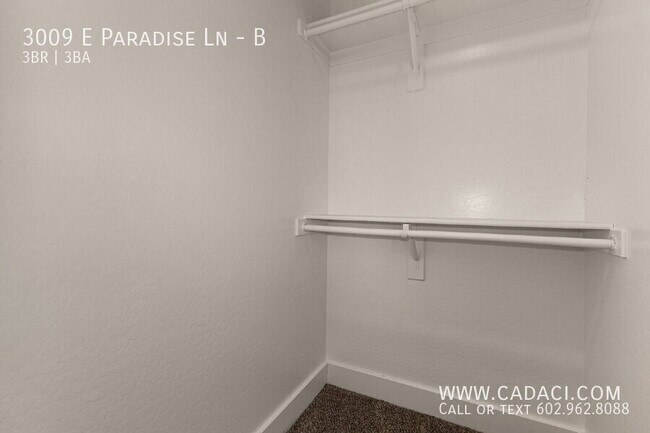 Building Photo - 3009 E Paradise Ln