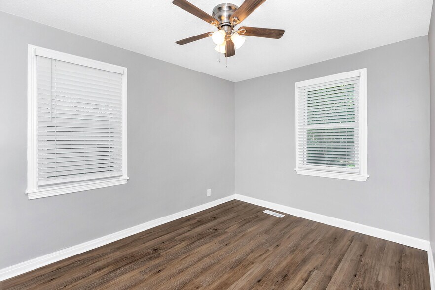 Building Photo - 914 Linwood Dr NW
