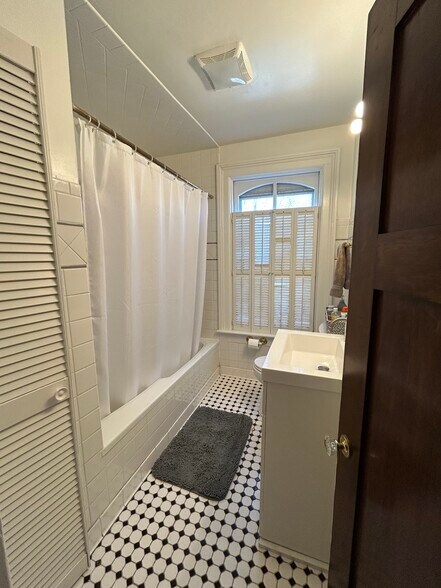 Building Photo - 1906 Orrington Ave