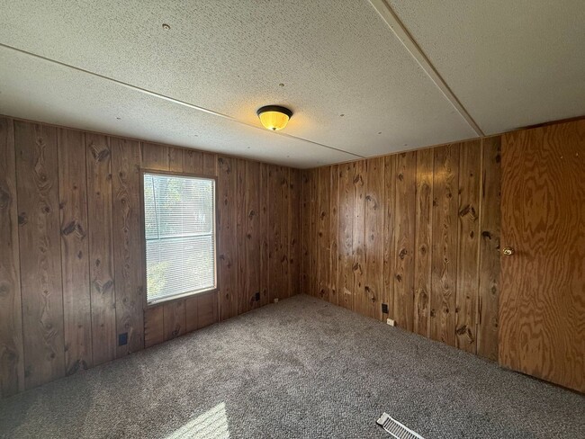 Building Photo - 2 bedroom, 1 bath Mobile Home
