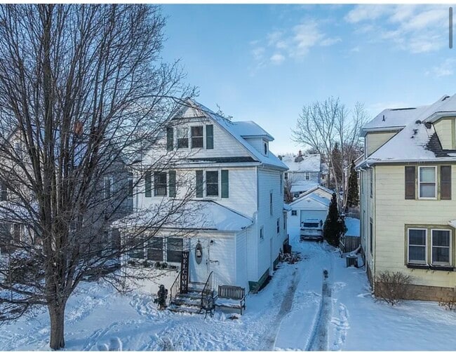 Building Photo - 18 Deland Park a