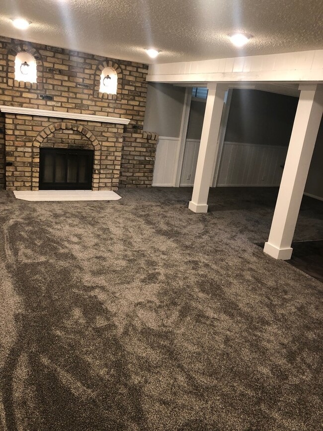 Building Photo - Single Family Home - River Views - Updated Finishes!