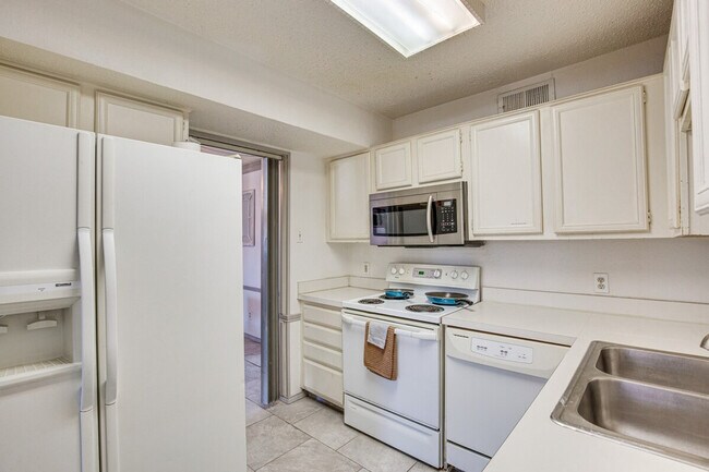 Building Photo - 8750 Park Ln