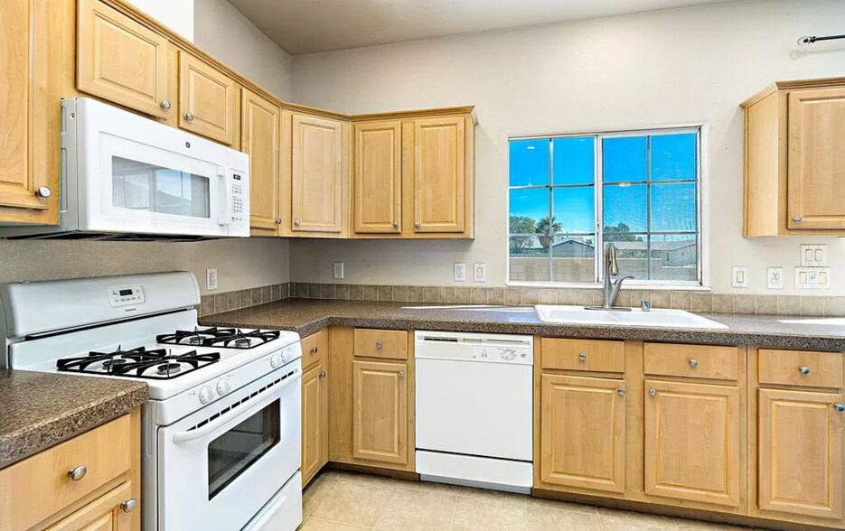 Building Photo - 15780 Coral St