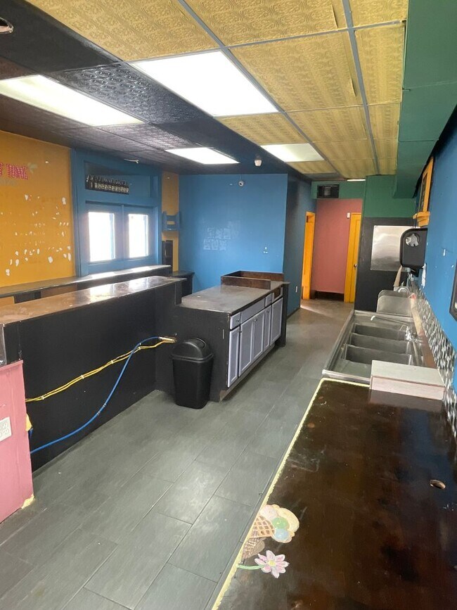 Building Photo - Commercial Space w/ Kitchen on Maple St