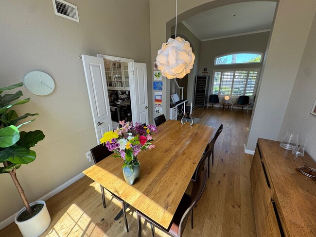 Building Photo - 5 bed 3 bath Gated Community in Union City...