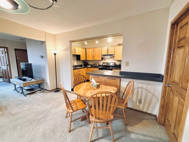 Building Photo - FURNISHED!! 2bed/1bath Condo Right Near Th...