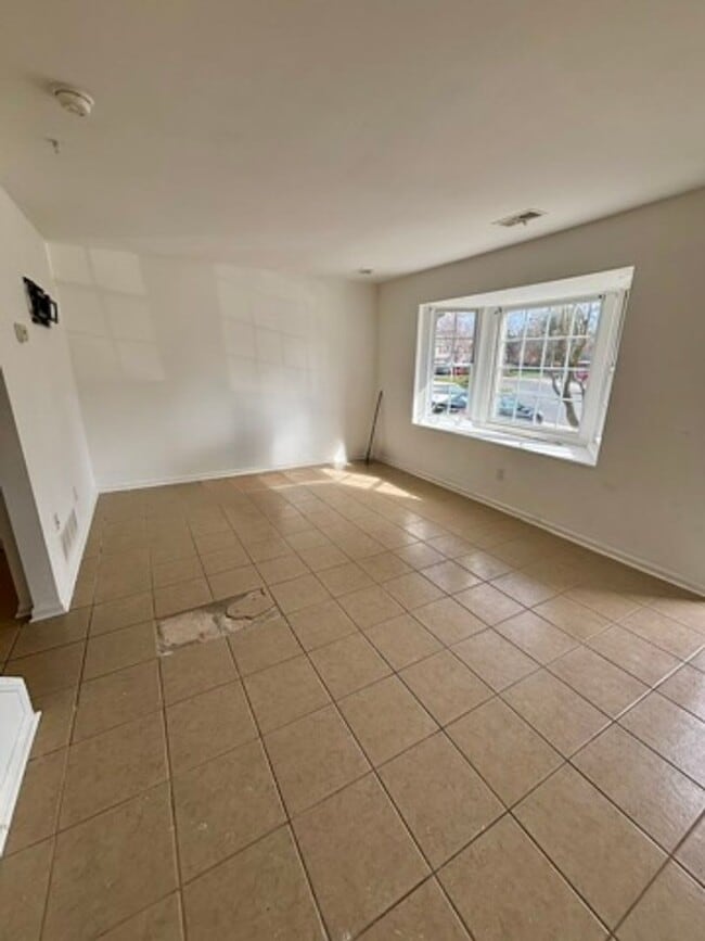 Building Photo - 68 Village Dr