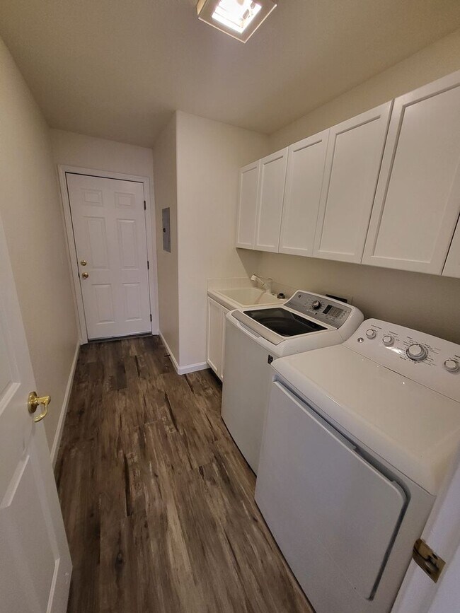 Building Photo - 2121 Courtside Dr- Spacious House now available in the Silver Oak Community!