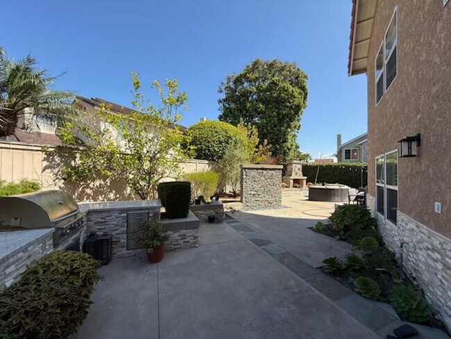 Building Photo - Fully Furnished 5 bedroom home