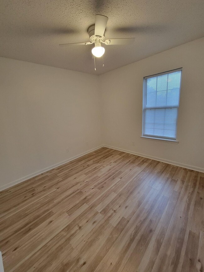Building Photo - 1100 Greentree Ct