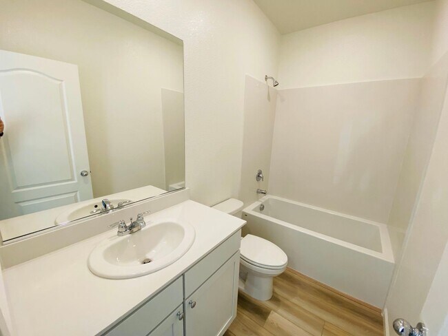 Building Photo - Newer Home in Linda