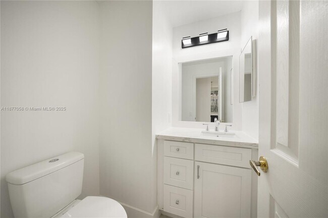 Building Photo - 2527 Jardin Dr