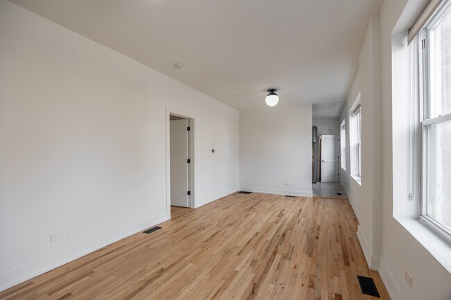 Building Photo - 3051 W Medill Ave