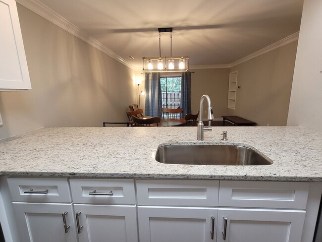 Building Photo - Fully furnished 3 BR, 3 BH Townhouse in Wi...