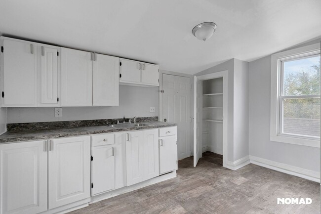 Building Photo - Charming 1BR Duplex in Salem