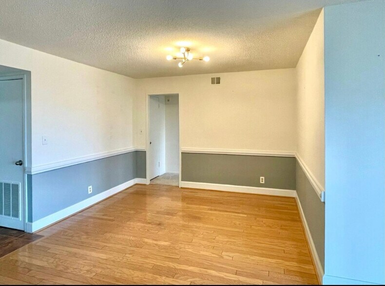 Building Photo - 5901 Mount Eagle Dr