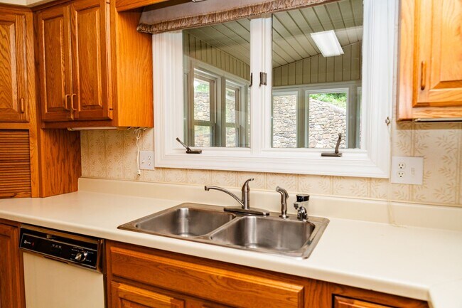 Building Photo - New Listing!