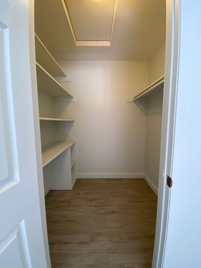 Building Photo - Alta Loma Woods Two Bed with Small Yard an...