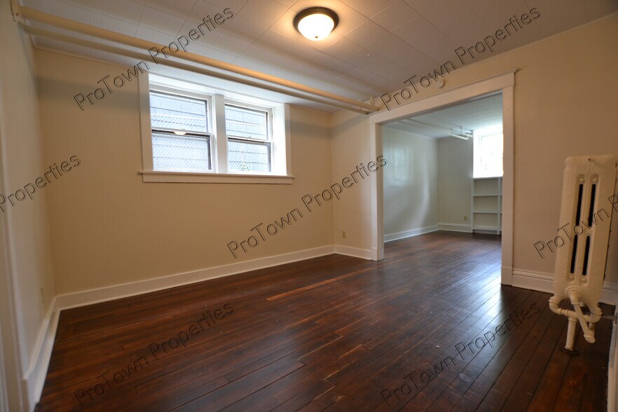 Building Photo - 213 N Hickory St