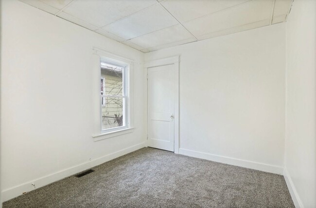 Building Photo - For Rent – Updated 2 Bedroom, 1 Bath Home