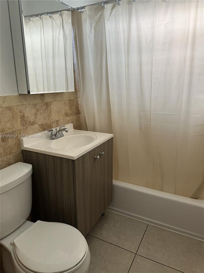 Building Photo - 1585 NE 125th St