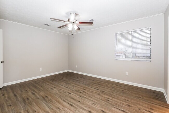 Building Photo - 8450 N Pond Dr