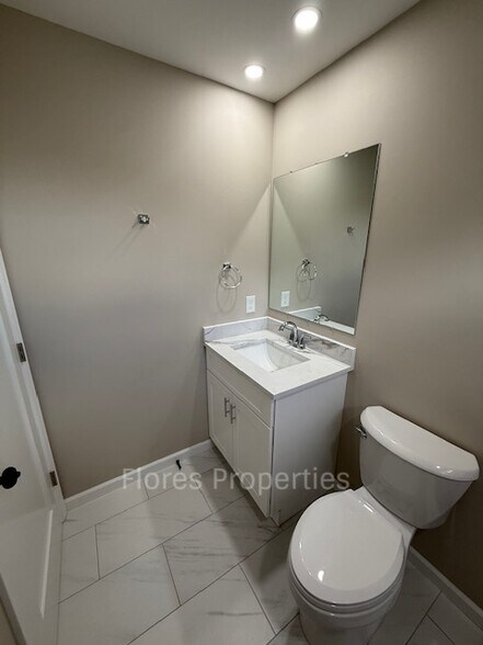Building Photo - 1018 Urana Ave