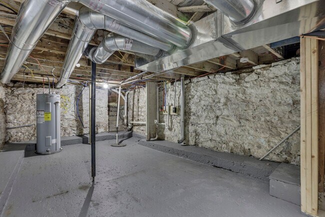 Building Photo - 112 S Cypress Ave