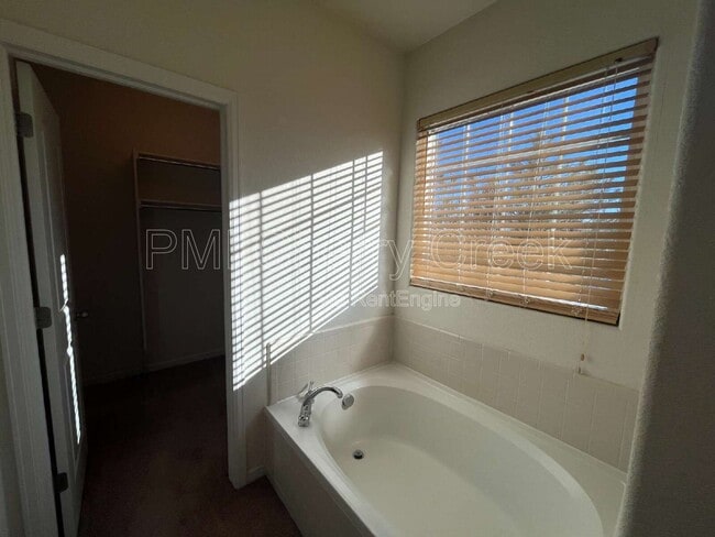 Building Photo - 5271 Canyon View Dr
