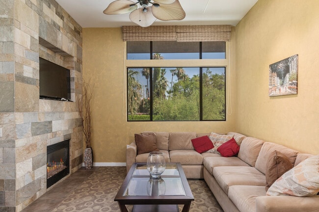 Building Photo - 780 E Palm Canyon Dr