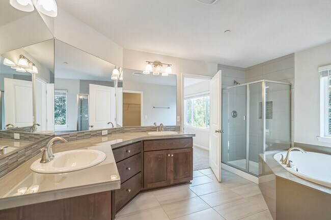 Building Photo - 9670 SW 171st Ave