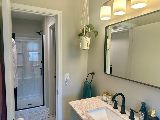Building Photo - Beautiful house...RESERVE NOW FOR AUGUST 1...