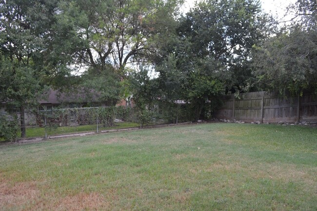 Building Photo - Beautiful remodeled 3 bed 2 bath home in L...