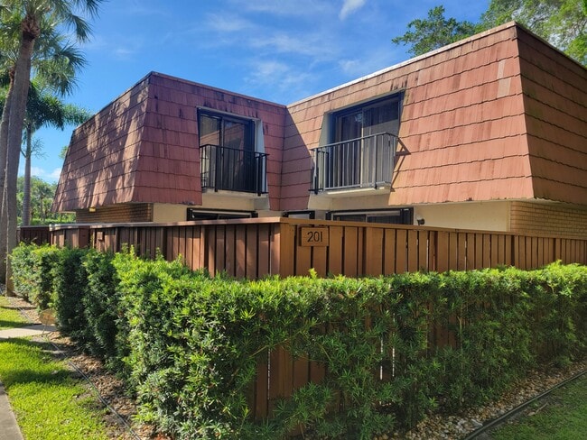 Primary Photo - 201 Live Oak Ln