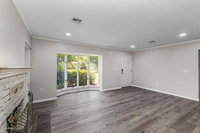 Building Photo - 405 Sunset Blvd