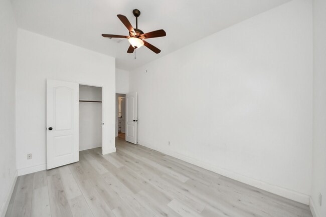 Building Photo - 10850 White Oak Point Ct