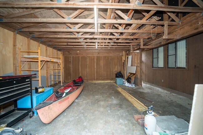 Building Photo - 3/2 Single-Family Shores Home