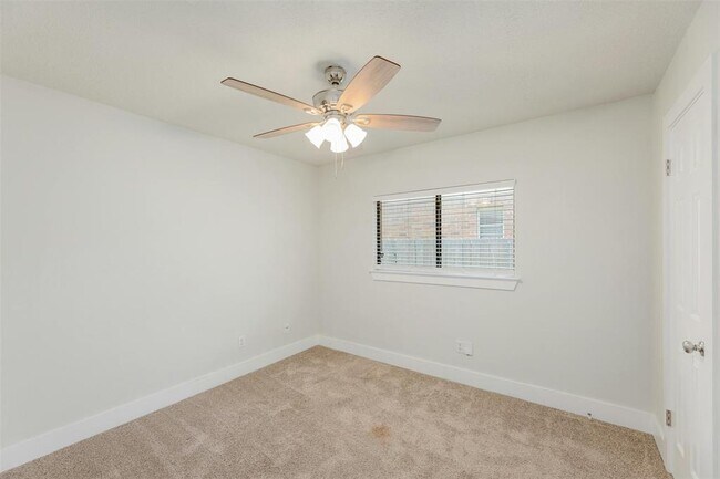 Building Photo - 705 Catumet Dr