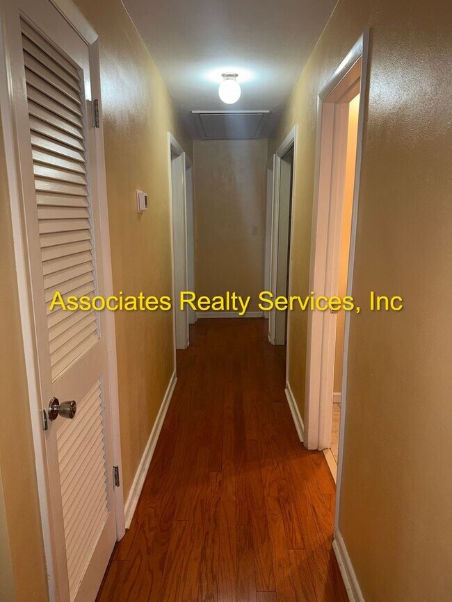 Building Photo - Beautiful 4bed/3bath Corner Lot in Suburban Heights