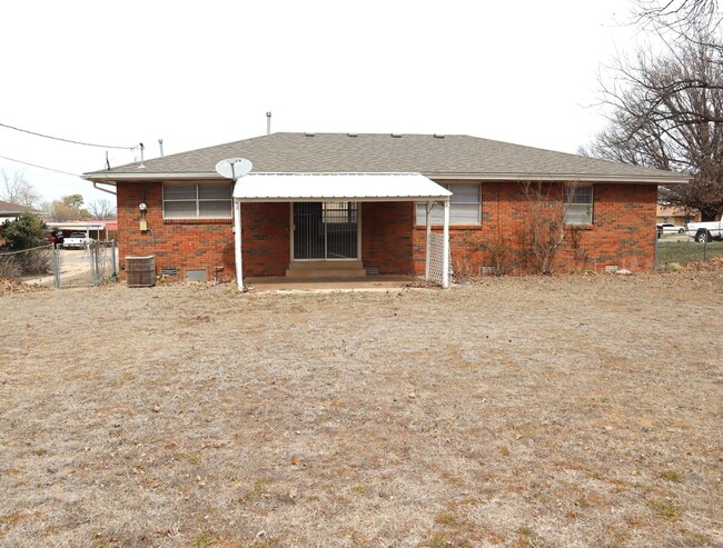 Building Photo - Updated 3 bedroom 1.5 bath